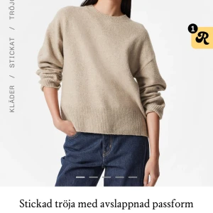 Beige stickad tröja - Säljer en mysig beige stickad tröja med avslappnad passform. Tröjan har långa ärmar och ribbade detaljer vid ärmslut och nederkant. Perfekt för kyliga dagar! Har använts 3 gånger och kommer inte till användning längre. Ordinarie pris, 550kr. Priset kan diskuteras!