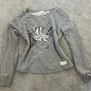Grå långärmad tröja från Odd Molly - Säljer en grå långärmad tröja från Odd Molly🥰Tröjan har en liten slitt med rosett på baksidan och är i storlek xs-s