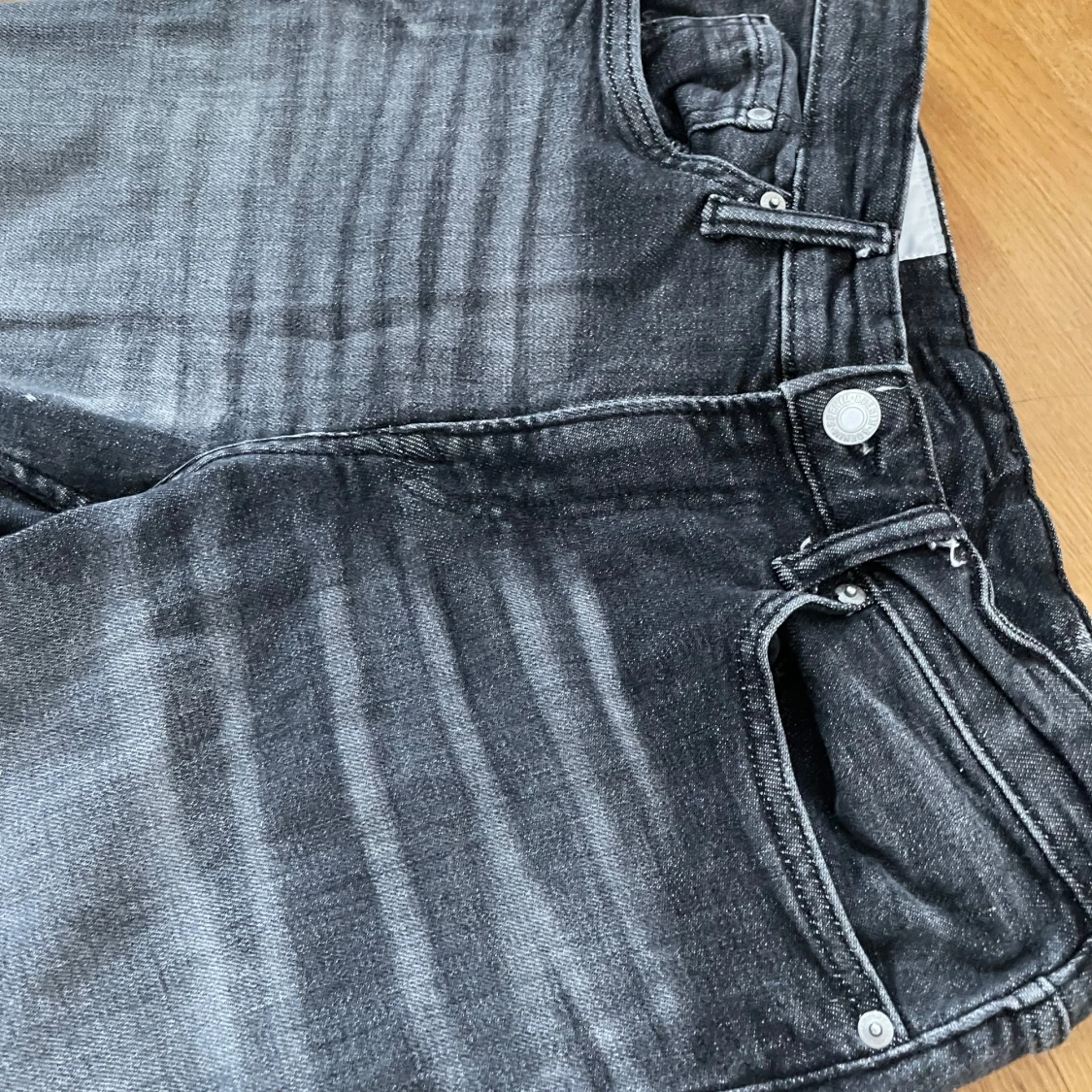 Svarta jeans med snygg design - 1