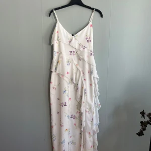 Blommig långklänning från Gina Tricot - Säljer en vacker blommig långklänning från Gina Tricot. Använd fåtal gånger 