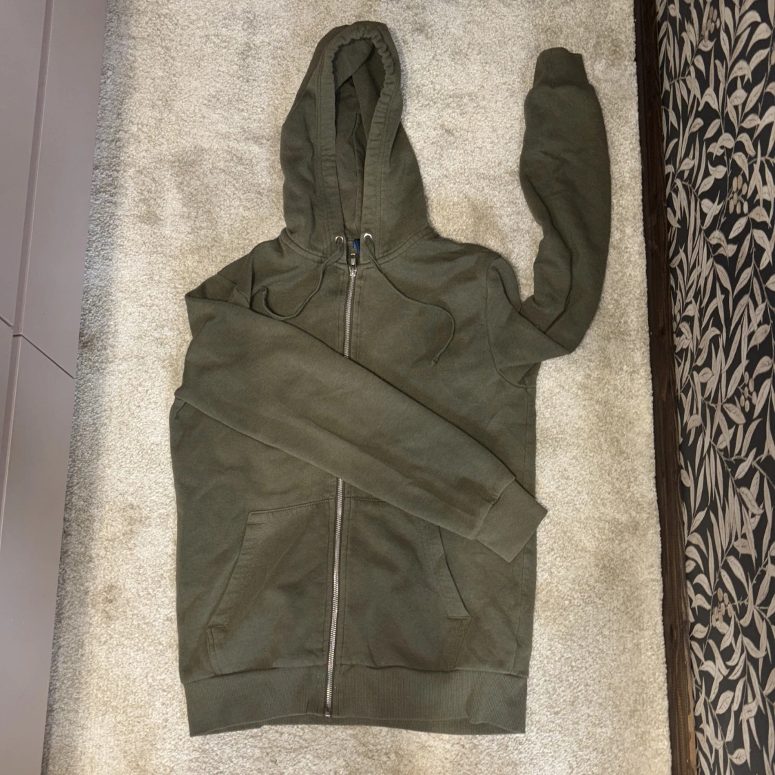 Olivgrön hoodie med dragkedja