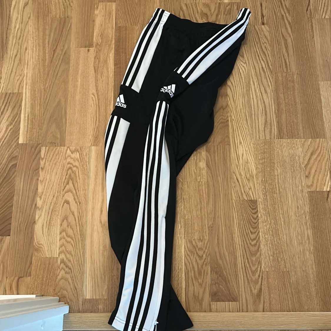 Svarta träningsbyxor från Adidas - 1