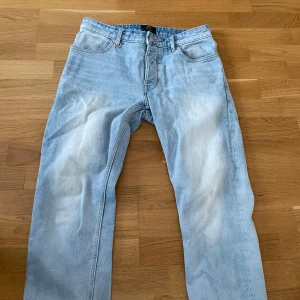 Ljusblå jeans från NEUW - Säljer ett par ljusblå jeans från neuw med en rak passform.  Priset är inte hugget i sten!