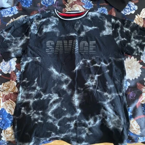SAVAGE T-shirt - T-shirt köpt i USA, funkar i storlek XS