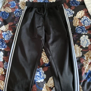 Firefly Byxor/Joggers - Joggers i svart med vita ränder, 