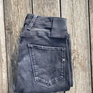 Replay Anbass - Snygga svarta jeans från Replay med en klassisk femficksdesign. De har en rak passform och är tillverkade i ett slitstarkt material. Perfekta för en stilren look.