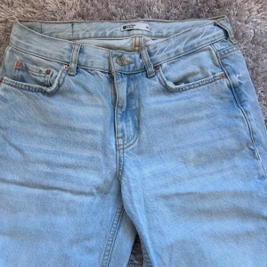 Ljusblå jeansbyxor - Snygga ljusblå jeansbyxor från Gina tricot med klassisk femficksdesign och knappgylf. Perfekta för en avslappnad stil.