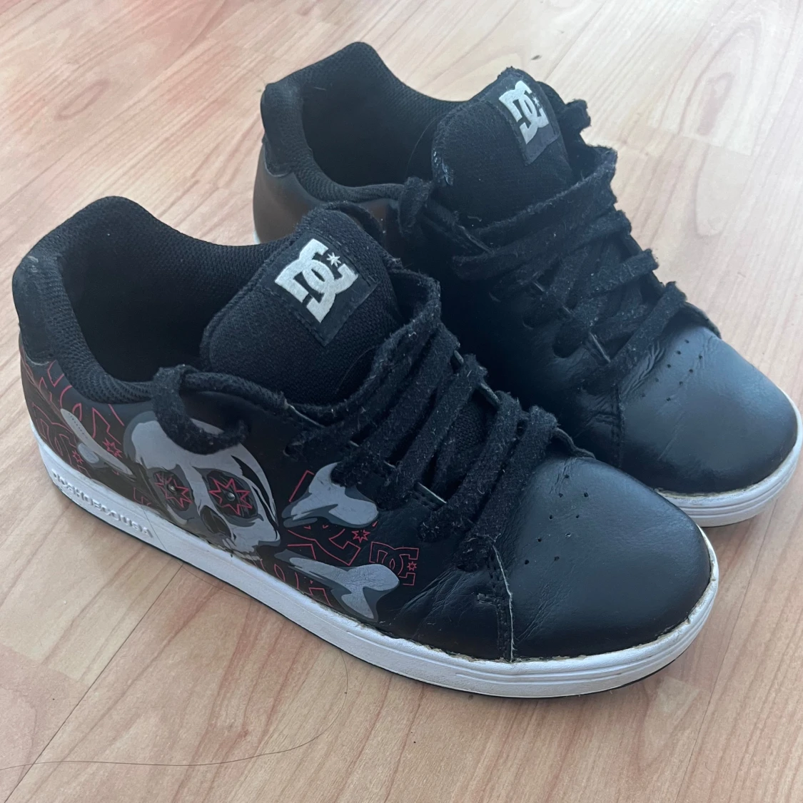 DC sneakers med dödskallemönster