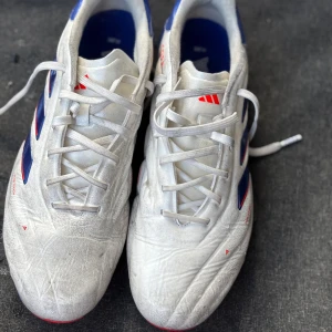 Copa pure elite 1 - Storlek 42/5 Använt 2 gånger och tyckte inte om hur de satt på mig Pris kan diskuteras  