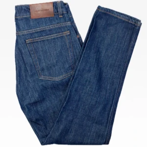 J.Lindeverg Jeans i toppskick  - J.Lindeberg Study jeans  Passform: hög midja, raka ben  Färg: Mörkblå denim  Material: 100% bomull  Skick: Mycket bra skick, skulle gissa på oanvända  nästan!   Storlek: 28/32  Mått: Midja: 37,5cm Innerlår: 72cm Benöppning: 16,5cm