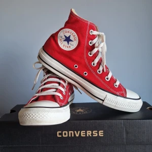 Röda Converse All Star sneakers - Klassiska röda Converse All Star sneakers i hög modell med vit snörning och tåhätta.