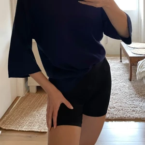 Tröja från Soft Goat Cashmere - Jättefin marinblå tröja från Soft Goat. Storlek XS. Fint skick. Knappt använd ✨