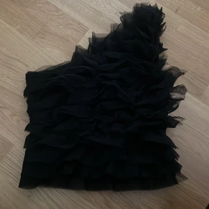 Volang topp - Helt ny oneshoulder topp med volanger. Säljs då jag har liknande. Dm för mer💕