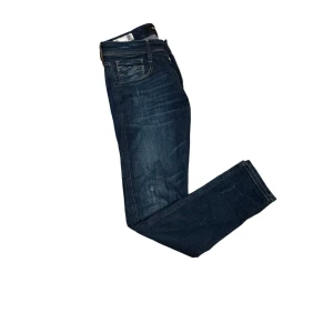 Replay anbass jeans med slitningar - Slim fit jeans från replay. För fler frågor skriv till mig!