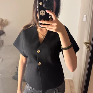 Topp med knappar - En fin topp från Zara med guldiga knappar