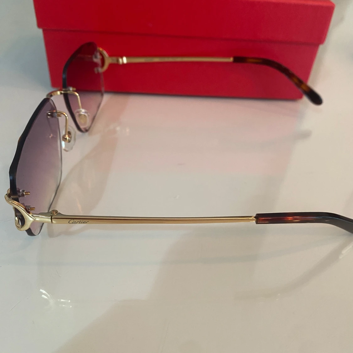 Solglasögon med gulddetaljer - 2