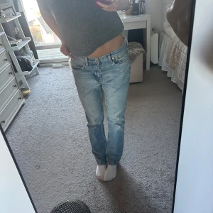 Blå jeans från Zara - Säljer ett par klassiska blå jeans från Zara. De har en straight passform och är perfekta för en avslappnad stil. Jeansen har en traditionell femficksdesign och är tillverkade i ett slitstarkt denimtyg.