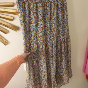 kjol - Blommig kjol från Lindex