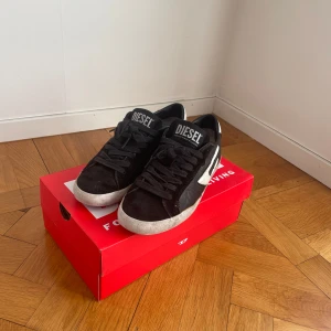 Svarta sneakers från Diesel - Tjena! Säljer nu ett par feta🔥 Diesel skor i storlek 42. Bra skick och är perfekt nu för sommaren.