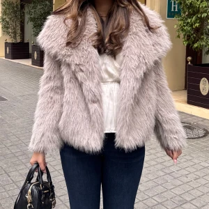 Beige pälsjacka - Säljer en snygg beige pälsjacka med långa ärmar och en lyxig look. Jackan har en oversized passform och är perfekt för att hålla sig varm och stilren under kyliga dagar. Den har en klassisk design som passar till många olika outfits. Storlek xs! Köp direkt för 449kr via köp nu💞💞