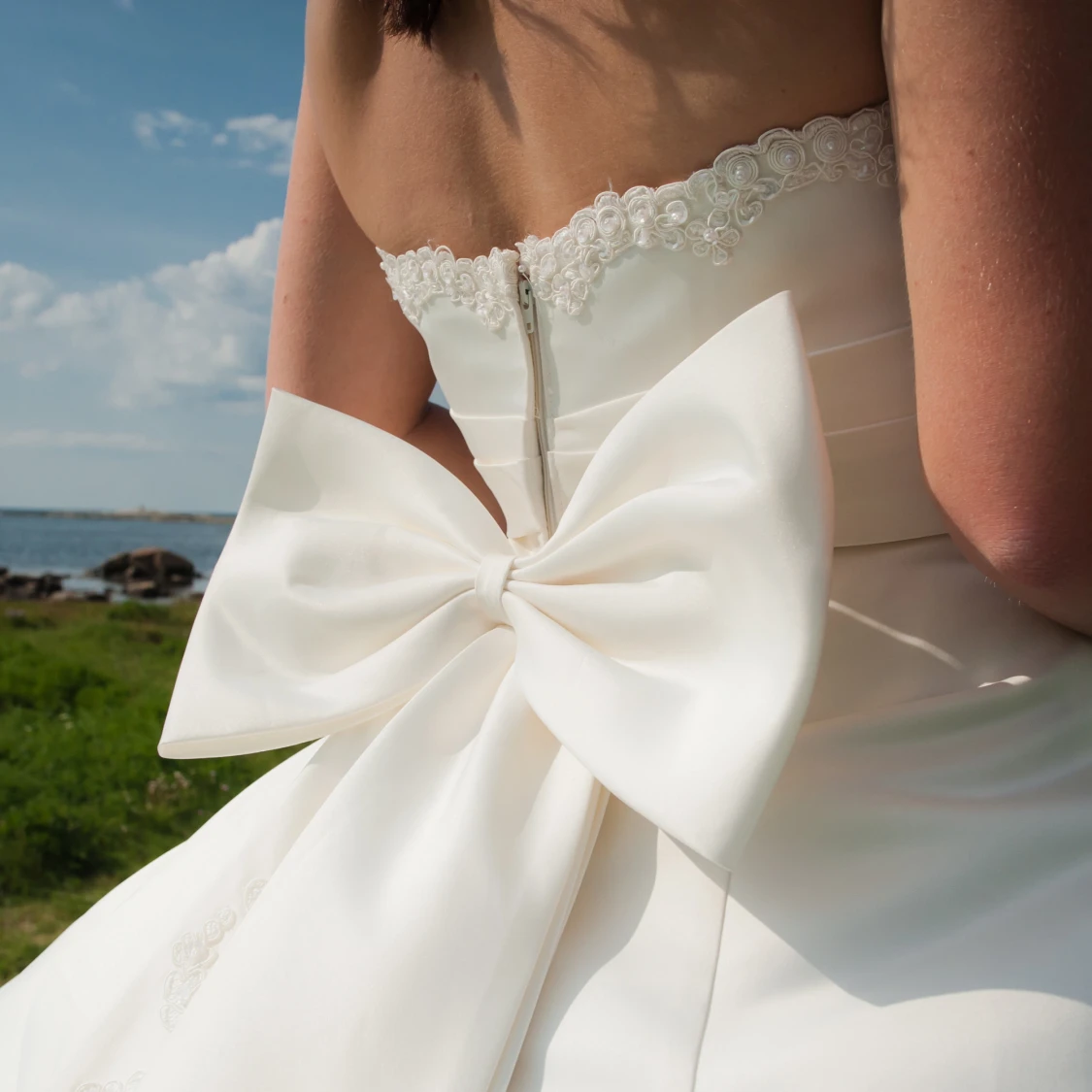 Vit axelbandslös brudklänning med spetsdetaljer - 2