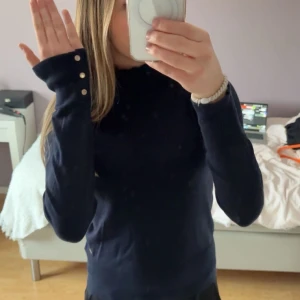 Mörkblå långärmad tröja med knappar - Säljer en tröja med krage, skriv för flera bilder 