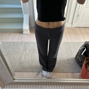 Lågmidjade kostymbyxor  - Superfina lågmidjade kostymbyxor! Nästan som nya, har använt ca 2 gånger! Nypris 400kr och dem är slutsålda på hemsidan💞💞