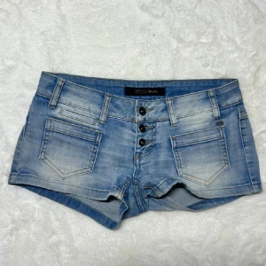 Lågmidjade jeansshorts vintage  - Superfina lågmidjade jeansshorts. Storlek w26, något stora i storleken så kan även passa en 27. Se mått. Midjemått:39. Köp sker via köp nu, jag postar inom 24h. Kvar tills markerad såld 
