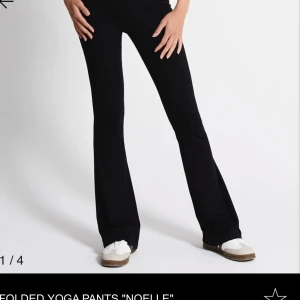 Svarta bootcut yogapants - Svarta yogapants från lager 157 som inte kommer till användning längre har inga skador💕pris kan diskuteras vid snabbt köp