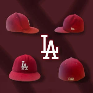 Röd keps med LA-logga - Snygg röd keps med vit LA-logga framtill. Perfekt för att ge din outfit en fin färg. Använd fåtal gånger har ej tydliga tecken på användning. storlek 55cm