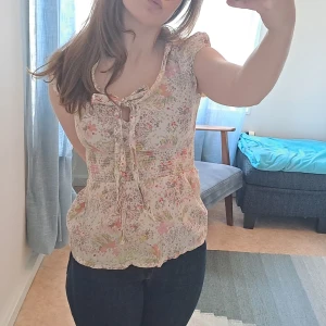 Blommig blus från H&M - Jättefin blus som mamma ägde först & sen jag. Väldigt lite använd. Snören som man knyta till rosett eller på annat vis☺️ stl. 36  Ställ gärna frågor! 💞🥰 (Pris diskuterbart!)
