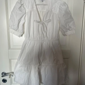 Vit klänning med knytband - Superfin vit klänning som funkar super bra till student eller konfirmation!