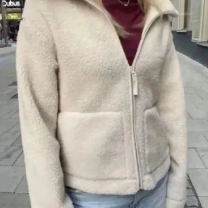 Beige teddyjacka med dragkedja - Mysig beige teddyjacka med dragkedja framtill. Perfekt för kyliga dagar med sin fluffiga och varma design. Jackan har en enkel och stilren look med långa ärmar och en hög krage. Använd ett fåtal gånger❤️Pris kan diskuteras vid snabbt köp💕