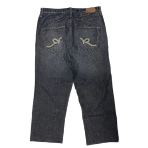 Rocawear Baggy jeans - Rocawear Baggy jeans W38 [Ytterbenslängd 80cm] [Innerbenslängd 112cm] [Midja 50cm] [Benöppning 26cm]