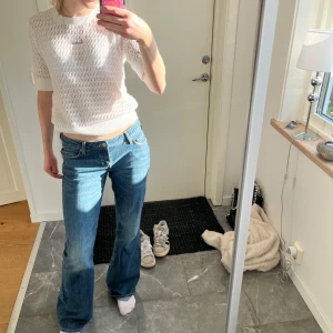 Weekday jeans lågmidjade  - Säljer ett par as snygga Lågmidjade jeans från weekday. Endast använda ett fåtal gånger, köpta för en månad sedan typ💓