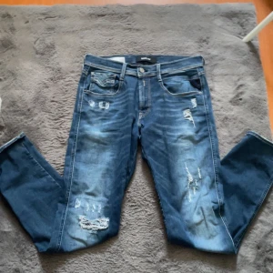 Blå jeans från Replay - Snygga blå jeans från Replay med slitningar. De är perfekta för en avslappnad stil. De är extremt sköna att ha på sig mycket eftersom det är stretchiga Jeans och har ett mjukt Denimtyg. 😁🙌
