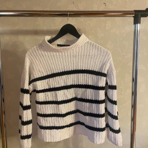 Stickade tröjor  - Säljer 2 stickade tröjor från lager 157. strl XS                     Båda för 50 kr eller 1 för 30 kr