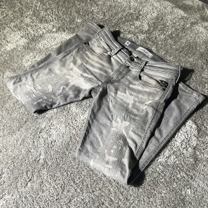Grå jeans från Replay - Feta unika grå jeans från replay, storleken är w27 men sitter som w29 skicket är 7/10 använda ganska mycket men hållt dom i bra skick! Hör av dig vid frågor!