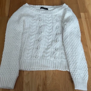 Vit stickad tröja från Vila - Säljer en mysig vit stickad tröja från Vila med ett vackert flätmönster på framsidan. Tröjan har långa ärmar och ribbstickade muddar vid ärmslut och nederkant. Perfekt för kyliga dagar! Aldrig använd, har inga defekter❤️