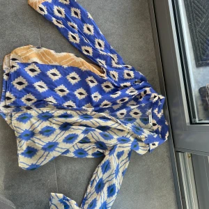 Mönstrad top i blått och beige - Fits xs/small, also selling matching wrap skirt! Will give u a price deal if u buy both!