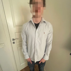 Blå/vit,randig Polo Ralph Lauren skjorta storlek S/M - Polo Ralph Lauren skjorta storlek S/M, denna skjorta är HELT ny, har ändats haft på några få gånger. Blå vit randig. Funkar för både killar och tjejer!☺️pris kan diskuteras och självklart sänkas vid snabb affär!!