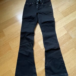 Svarta bootcut jeans från Perfect Jeans - Snygga svarta bootcut jeans från Perfect Jeans. De har en klassisk femficksdesign och en bekväm passform. Perfekta för en stilren look med en touch av retro. Passar bra till både sneakers och klackar.