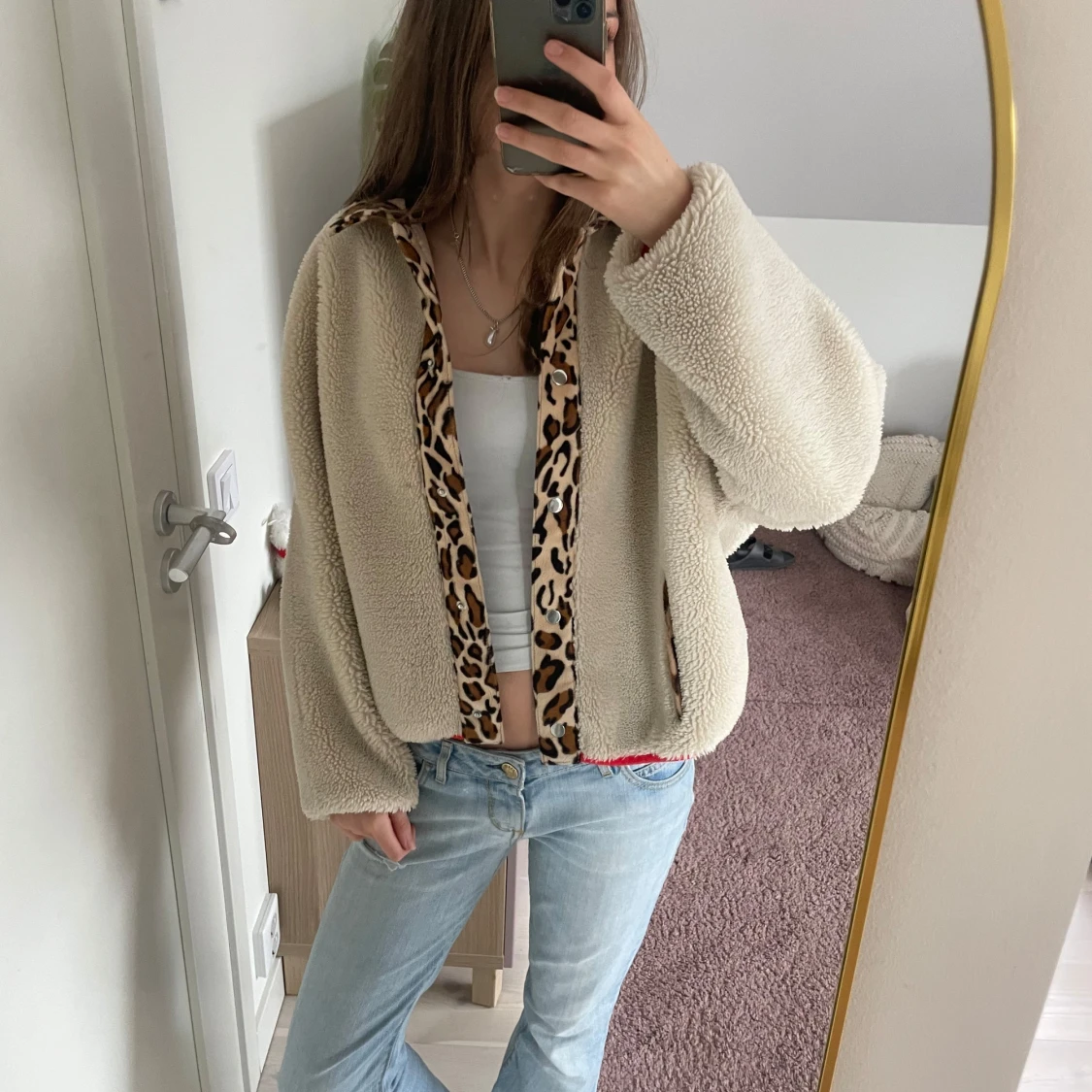 Beige teddyjacka med leoparddetaljer - 2