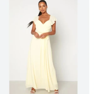 Balklänning, ljusgul med volang armar - Jag säljer min jättefina balklänning . Nyskick, använd endast en gång. Hör av er för frågor, eller för fler bilder💗🩷                              