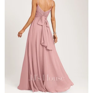 Rosa långklänning från JJ's House - Superfin rosa långklänning med vackra spetsdetaljer och en rosett i ryggen. Den är helt oanvänd och därför i bra kvalité! Perfekt för speciella tillfällen såsom bal eller bröllop. Den köptes för 1700kr, men säljer den för betydligt mycket billigare. Tveka inte med att ställa frågor om du har funderingar! 🌸