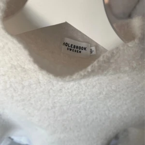 Vit stickad tröja från Holebrook - 🌷NYPRIS 2699KR🌷Säljer en mysig vit boucle tröja från Holebrook. Tröjan har en hög krage och långa ärmar, perfekt för kyliga dagar. Den är tillverkad i ett mjukt och bekvämt material som håller dig varm. Passar perfekt för både vardag och avslappnade tillfällen. liten i storleken, skulle säga XS snarare en S. Mycket fin inga defekter!