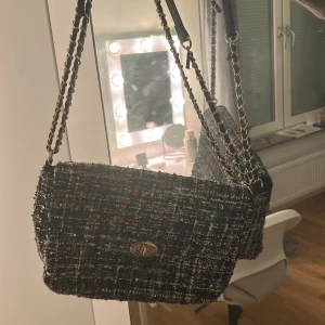 Mönstrad axelväska med kedja - Snygg axelväska från Beck Söndergaard med ett unikt mönster i svart, vitt och rött. Väskan har en elegant kedjerem och ett vridlås i metall. Perfekt för att ge din outfit en stilfull touch. Nypris 800kr! Köparen står för frakt 💖