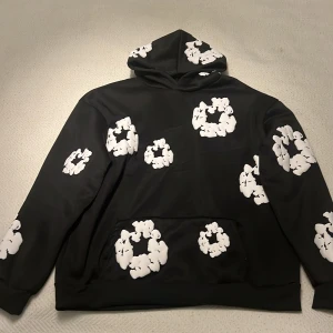 Denim tears hoodie - Helt ny denim tears hoodie. Aldrig använd. Pris kan diskuteras. Kom gärna med bud!