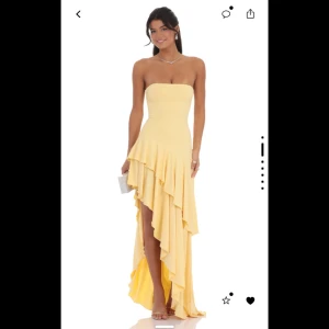 Balklänning - Superfin gul balklänning från Lucy in the sky. Nypris är sammanlagt ca 1200kr då det är höga frakt- och tullavgifter. Endast testad.