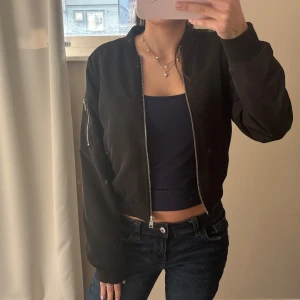 Vår jacka - Snygg svart bomberjacka från Vero Moda med dragkedja och fickor med knappar. Perfekt till våren.💕
